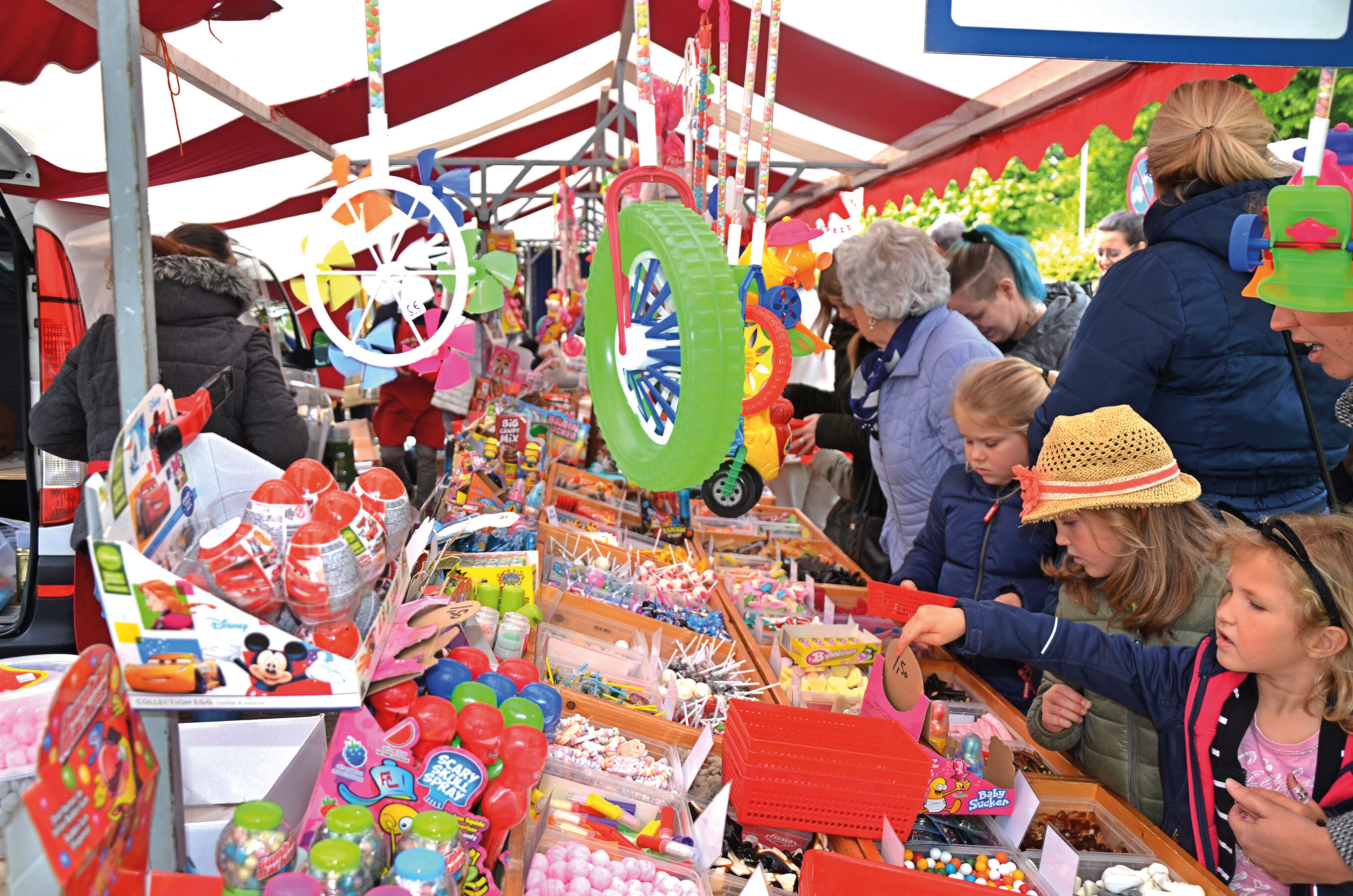 En dan snoep uitkiezen bij een van de kraampjes die de hele meimaand staan bij dit bedevaartsoord in Tilburg  (in dit coronajaar helaas niet)